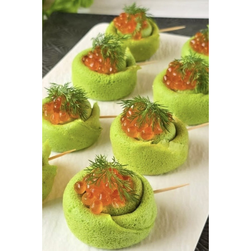 Шпинатный блин с икрой